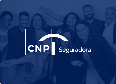 CNP Seguros Logomarca da CNP Seguros. Ao fundo pessoas posam para foto